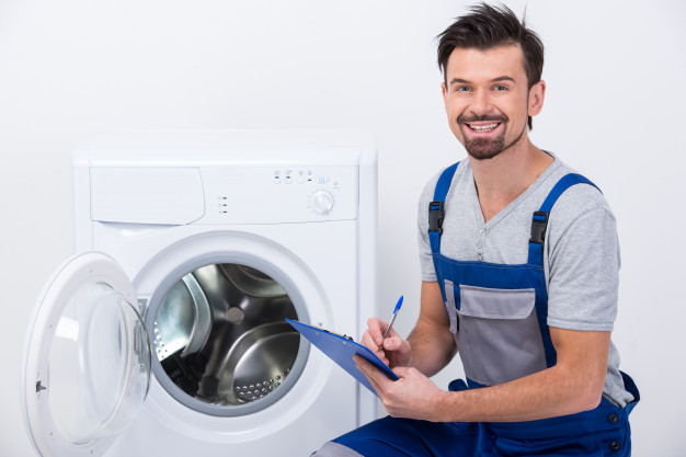 repairman is repairing washing machine 85574 2918 - نمایندگی تعمیرات بوش کارا سرویس در کرج
